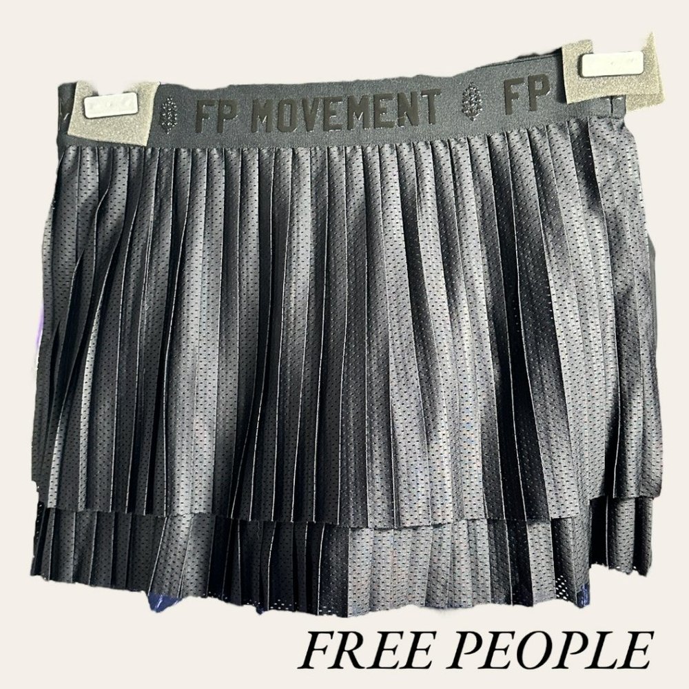FREE PEOPLE MOVEMENT - BLACK ON DECK SKORT (SZ LRG) (NWT)